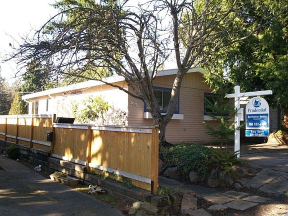 Great Southern exposure for lots of light in this private Lincoln Park location.