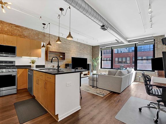 2nd image of 1118 W Fulton St #202