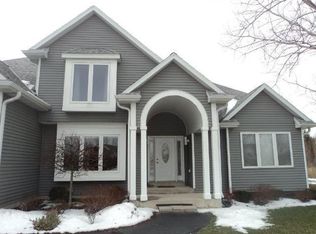 8805 N Lodgewood Rd, Milwaukee, WI 53217