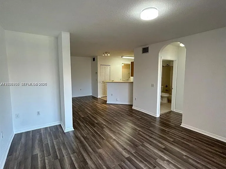 1002 Belmont Ln #1002 — Photo 4