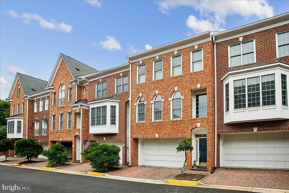 4 bed, 4.5 bath, 3100 sqft, $5,800 — Photo 3