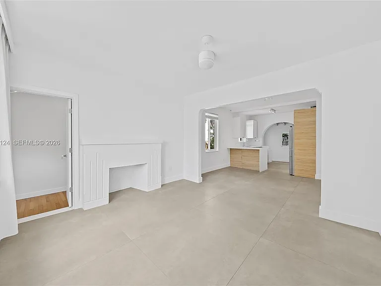 565 NW 44th St — Photo 3
