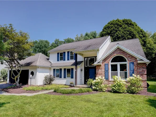 16 Meadow Cove Rd, Pittsford, NY 14534