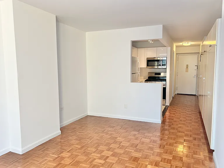 222 W 14th St #2E — Photo 5