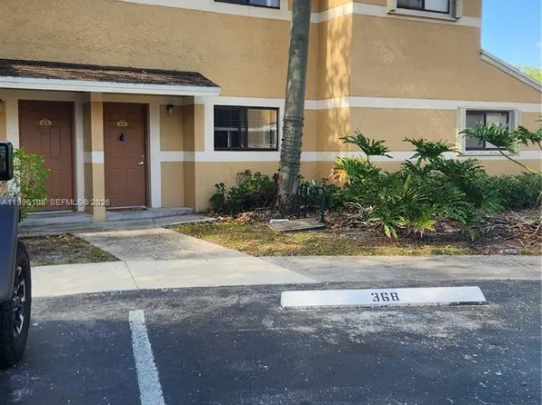 210 Palm Cir E, Hollywood, FL 33025