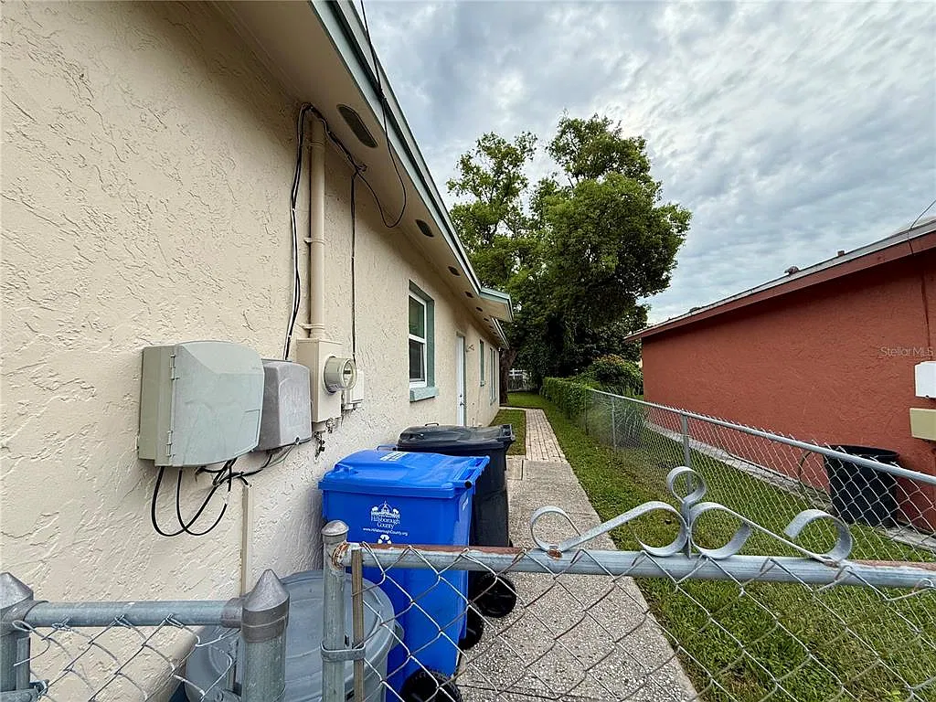 3 bed, 2.0 bath, 1275 sqft, $2,375 — Photo 3