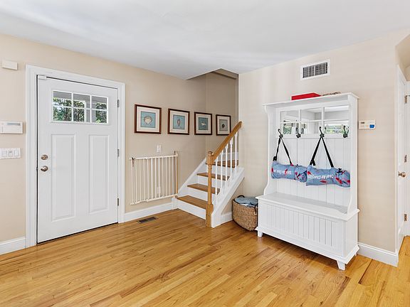 3rd image of 6 Argyle Ln