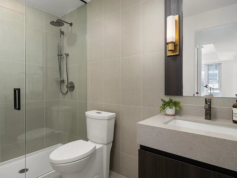 425 Wellington St W — Photo 41