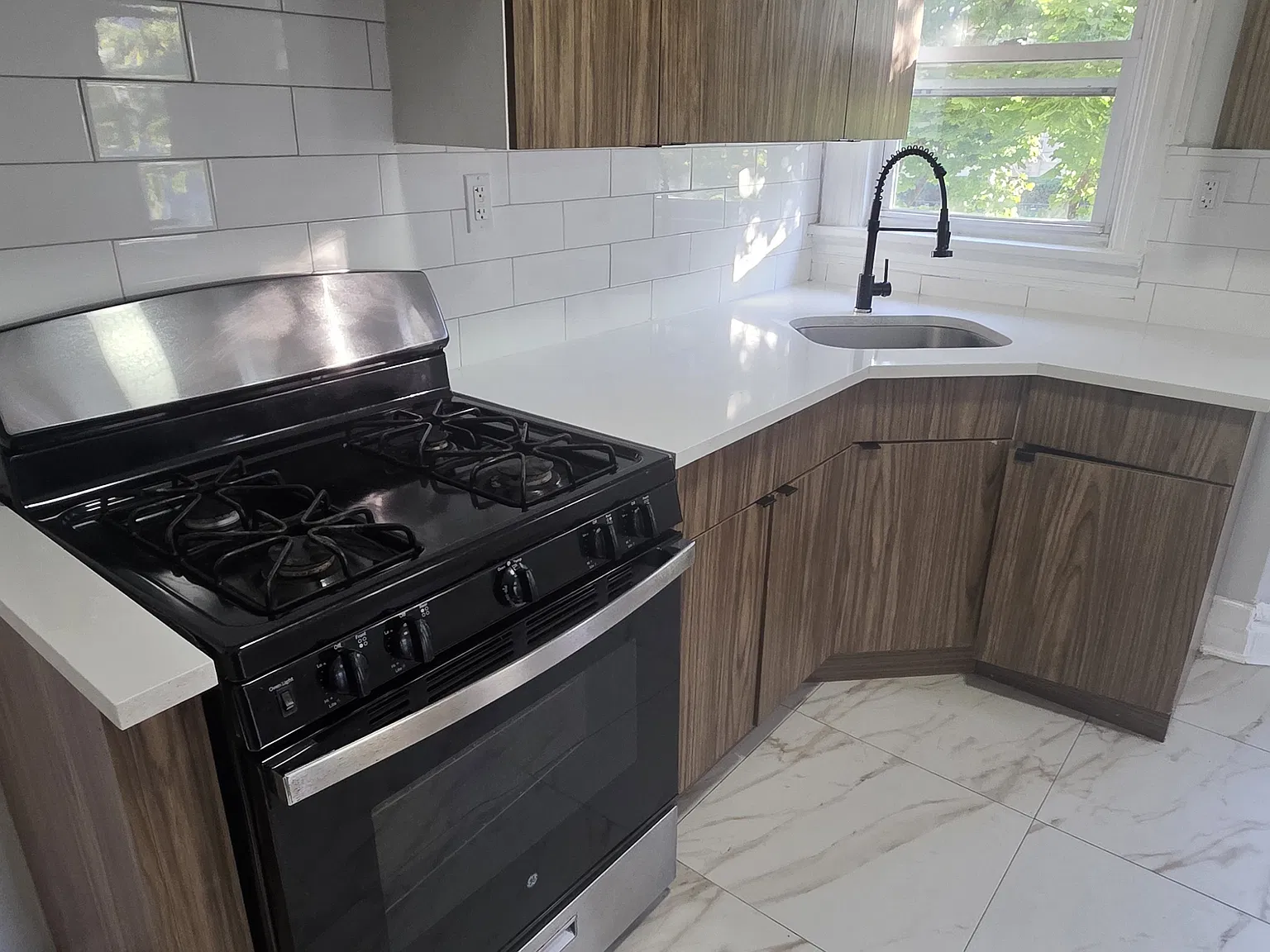 4 bed, 1.5 bath, 1500 sqft, $2,450 — Photo 2