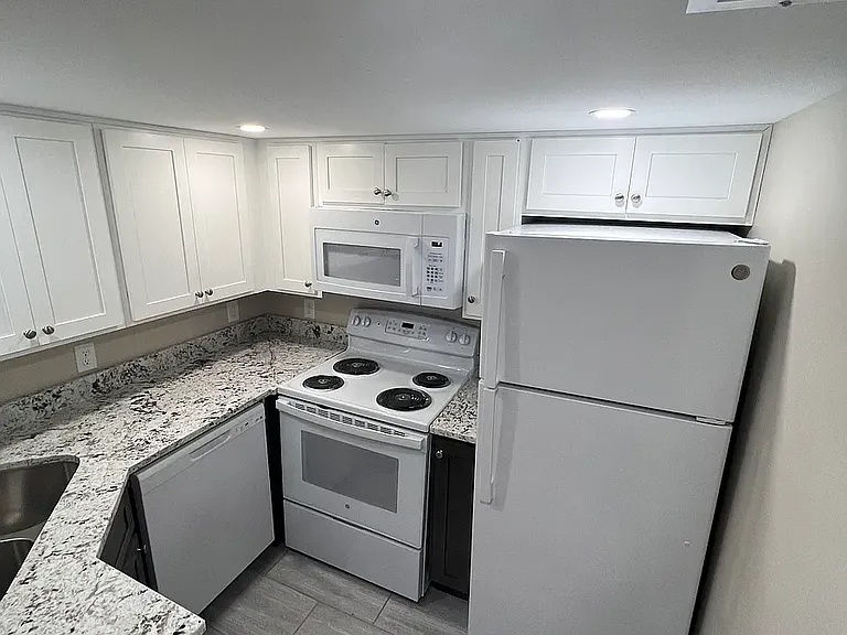 233 N Mulberry St #7 — Photo 8