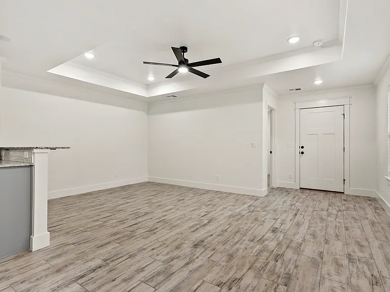 817 E 11th St — Photo 6