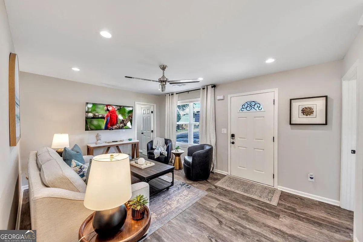 3 bed, 2.0 bath, 1100 sqft, $4,800 — Photo 3