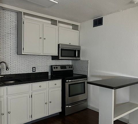 3rd image of 4938 Victor St #104
