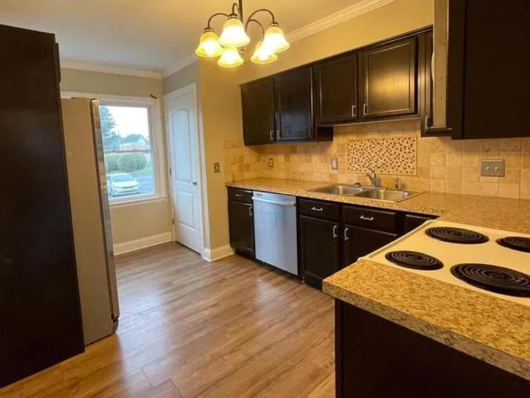 902 Tamarac Dr — Photo 8