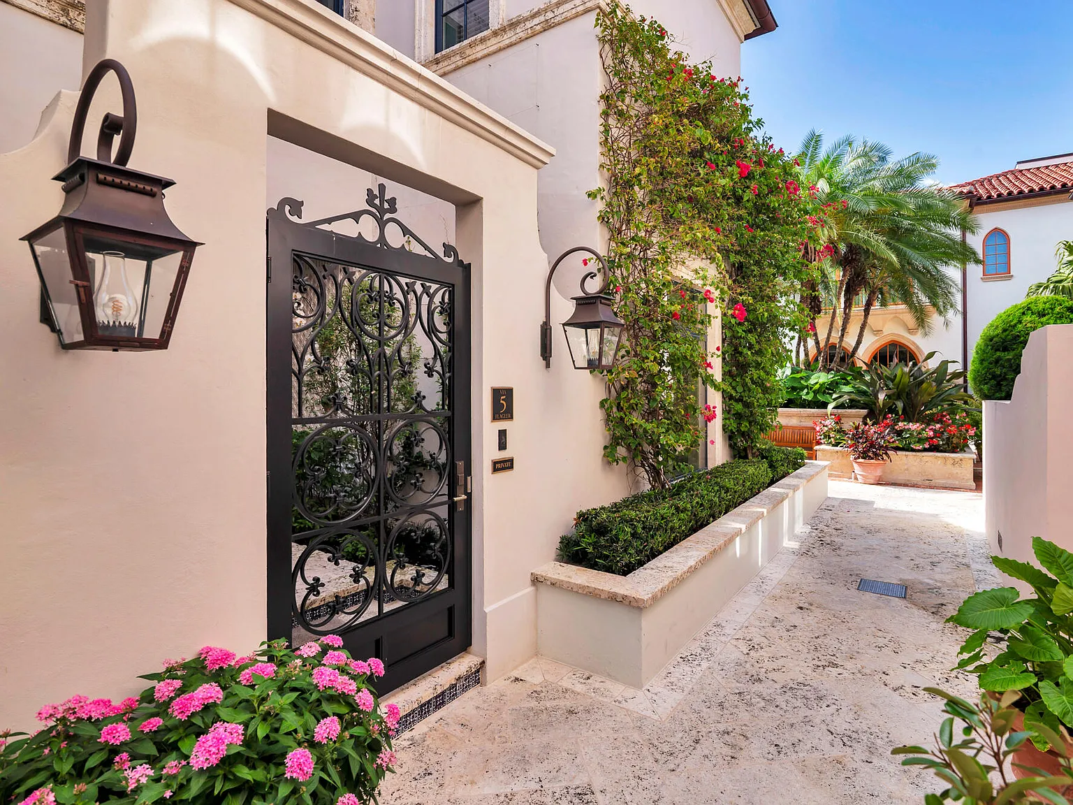 5 bed, 6.5 bath, 6437 sqft, $95,000 — Photo 2