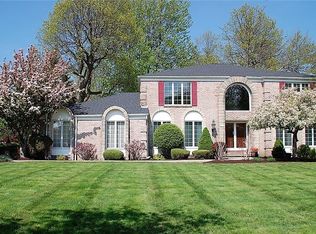 213 Forestview Dr, Williamsville, NY 14221