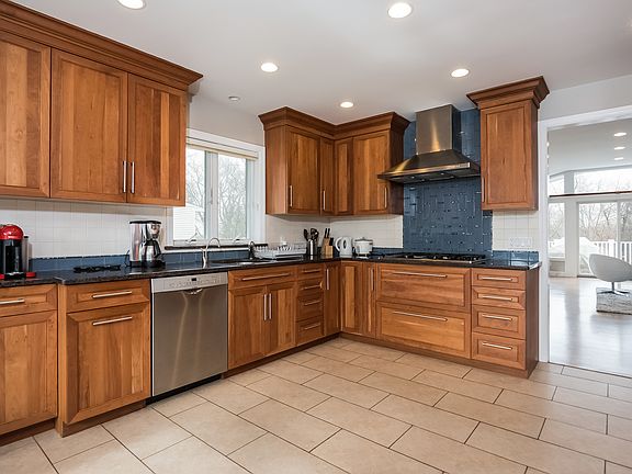 5th image of 31 Andrea Ln