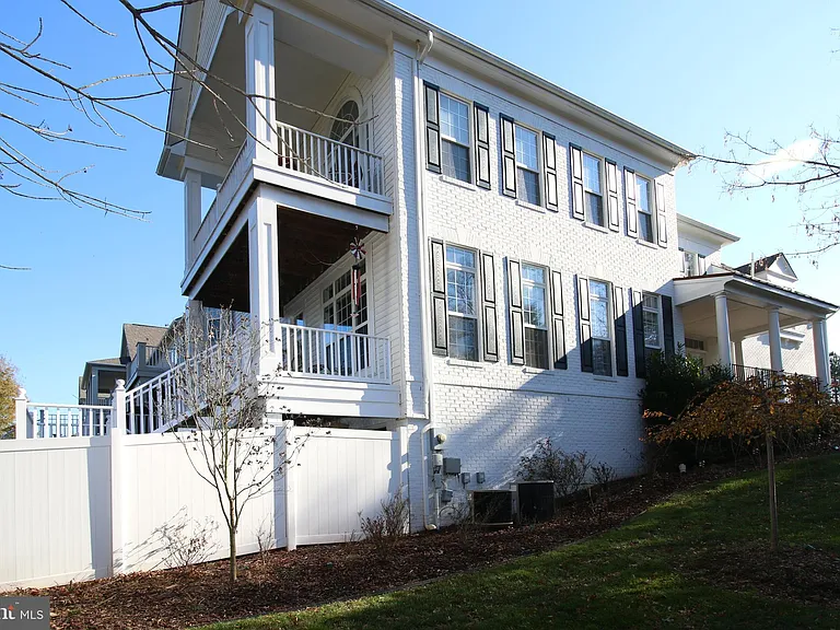 18400 Lanier Island Sq — Photo 43