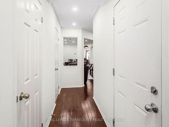 4th image of 490 Orange Walk Cres