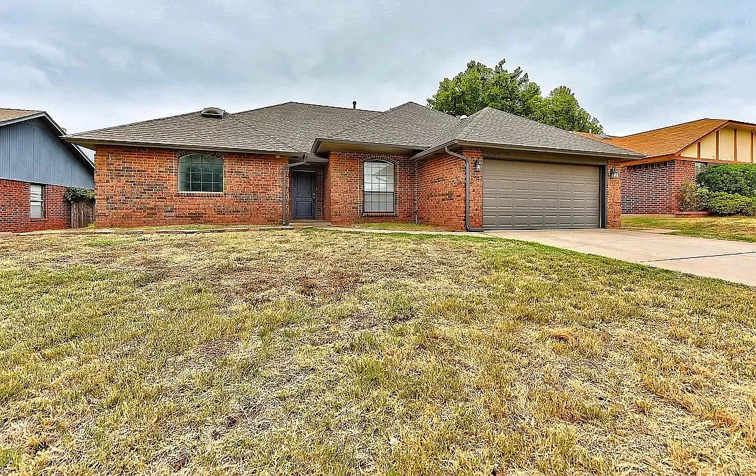 1701 Whispering Creek Dr — Photo 1