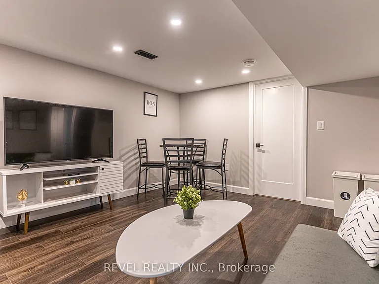 783 Queensdale Ave E #LOWER — Photo 4