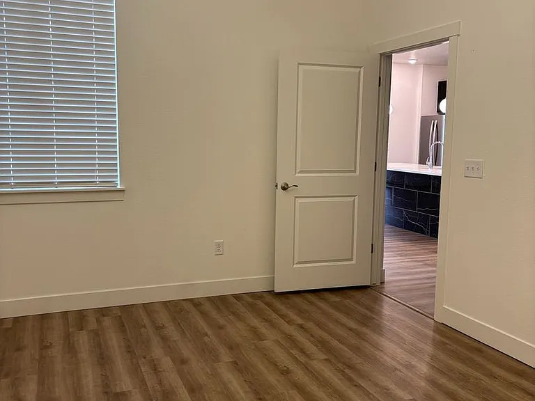 5063 McKinnon Ct — Photo 8
