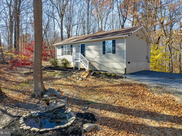889 Emerson Dr, Falling Waters, WV 25419