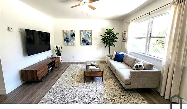 3 bed, 900 sqft, $2,600 — Photo 2