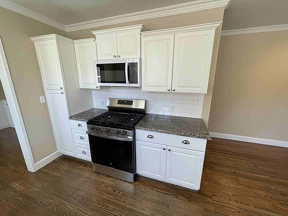 5th image of 4432 Bakman Ave