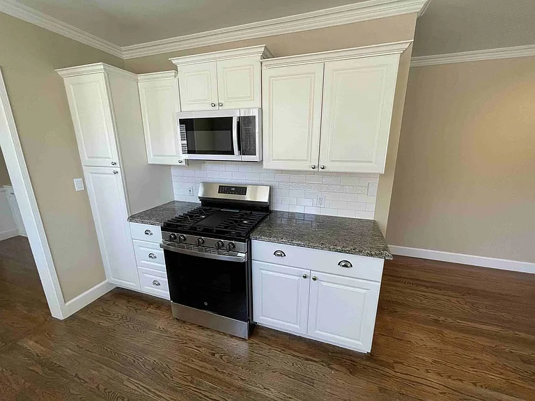 4432 Bakman Ave — Photo 5