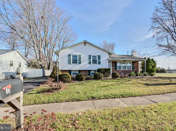 1 Rolling Dr, Newark, DE 19713
