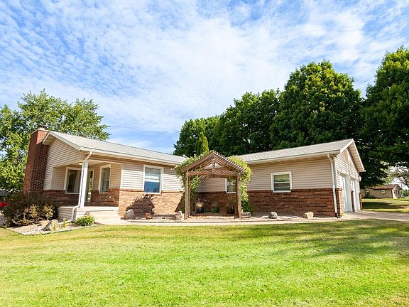 3rd image of 563 S Circle Dr E