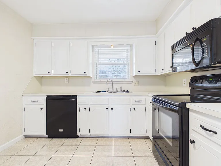 4663 SE Brighton Dr — Photo 3