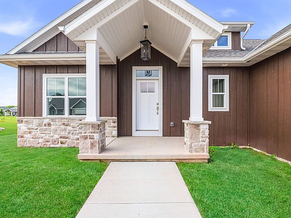3rd image of 2712 Creekwood Cir