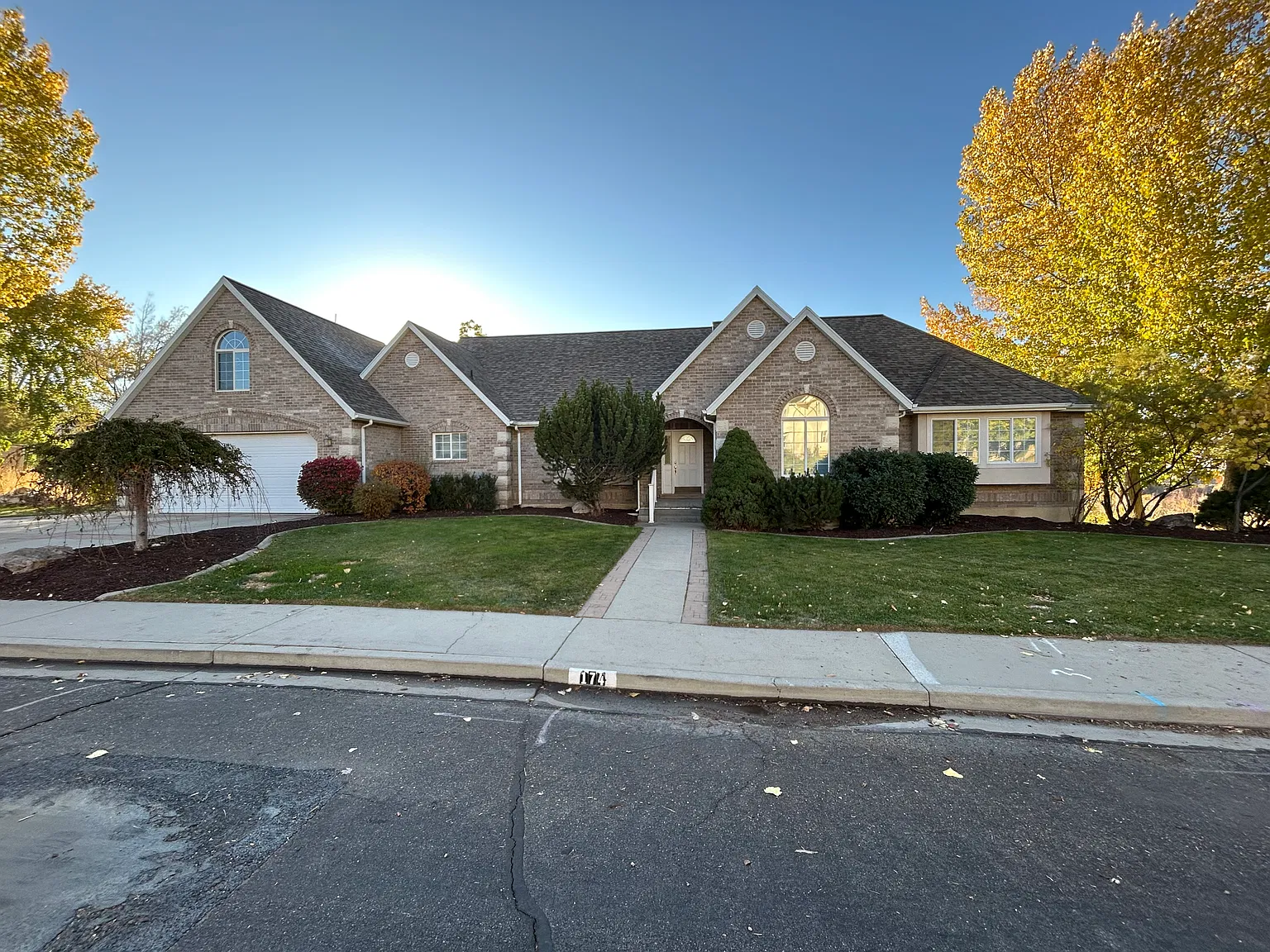 6 bed, 4.5 bath, 2902 sqft, $3,600 — Photo 1