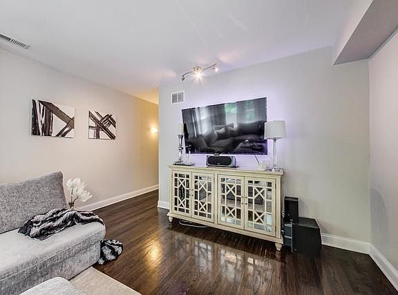3rd image of 6428 N Claremont Ave #3