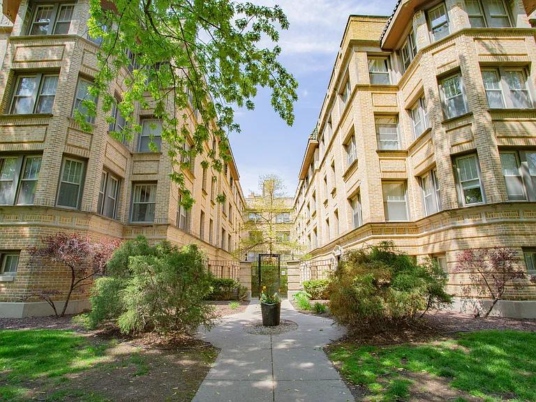 1362 W Greenleaf Ave #3A — Photo 1