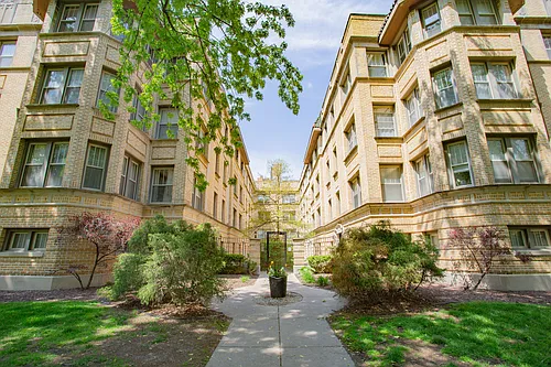 1362 W Greenleaf Ave #3A Photo 1