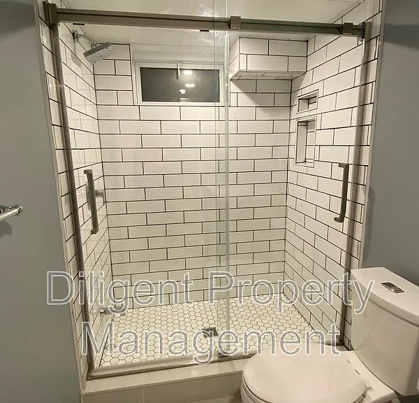 369 Applegrove Ave #LOWER — Photo 30