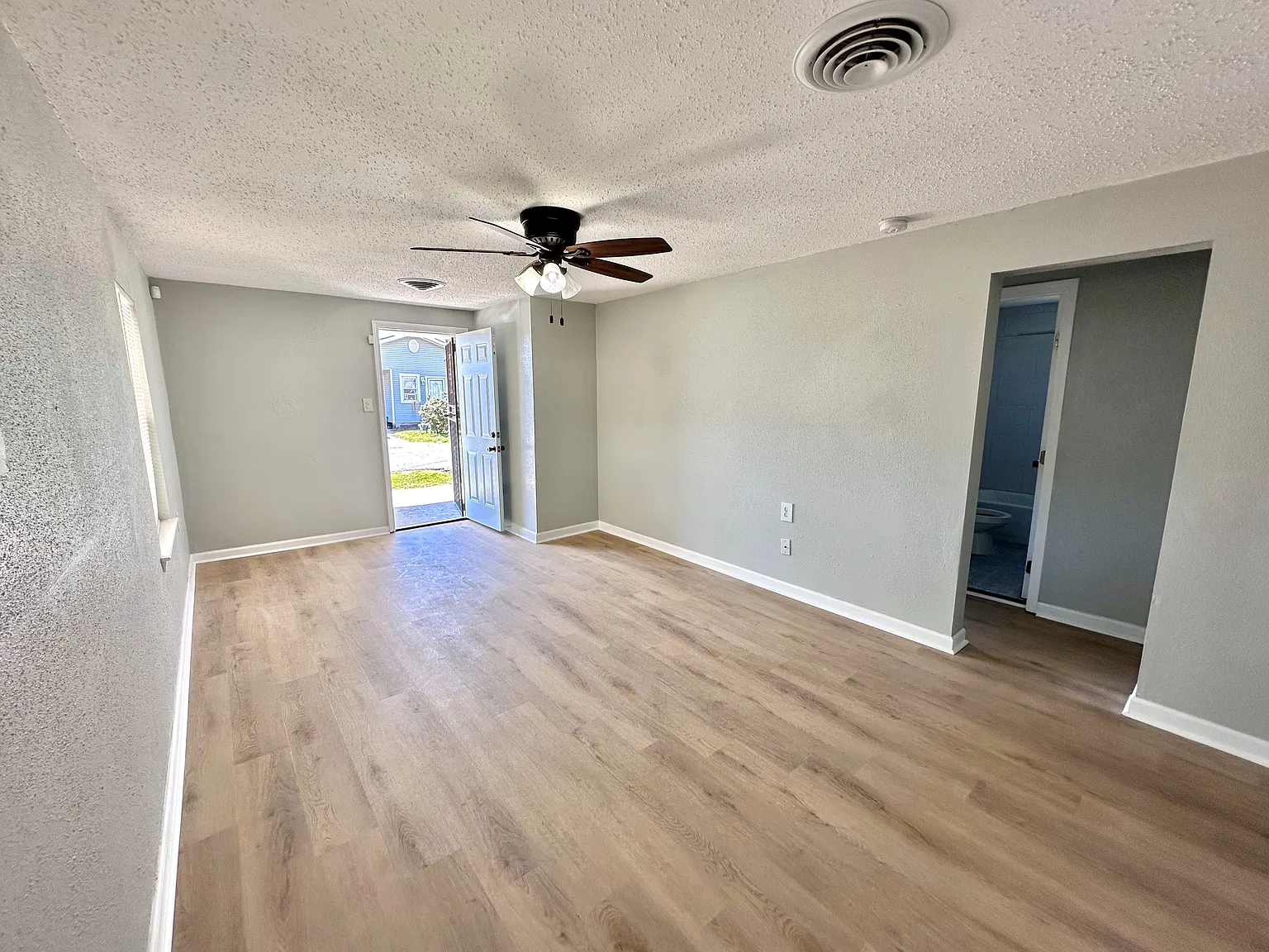 2 bed, 1000 sqft, $1,400 — Photo 2