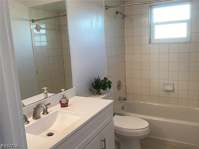 1123 NE 15th Ln — Photo 9