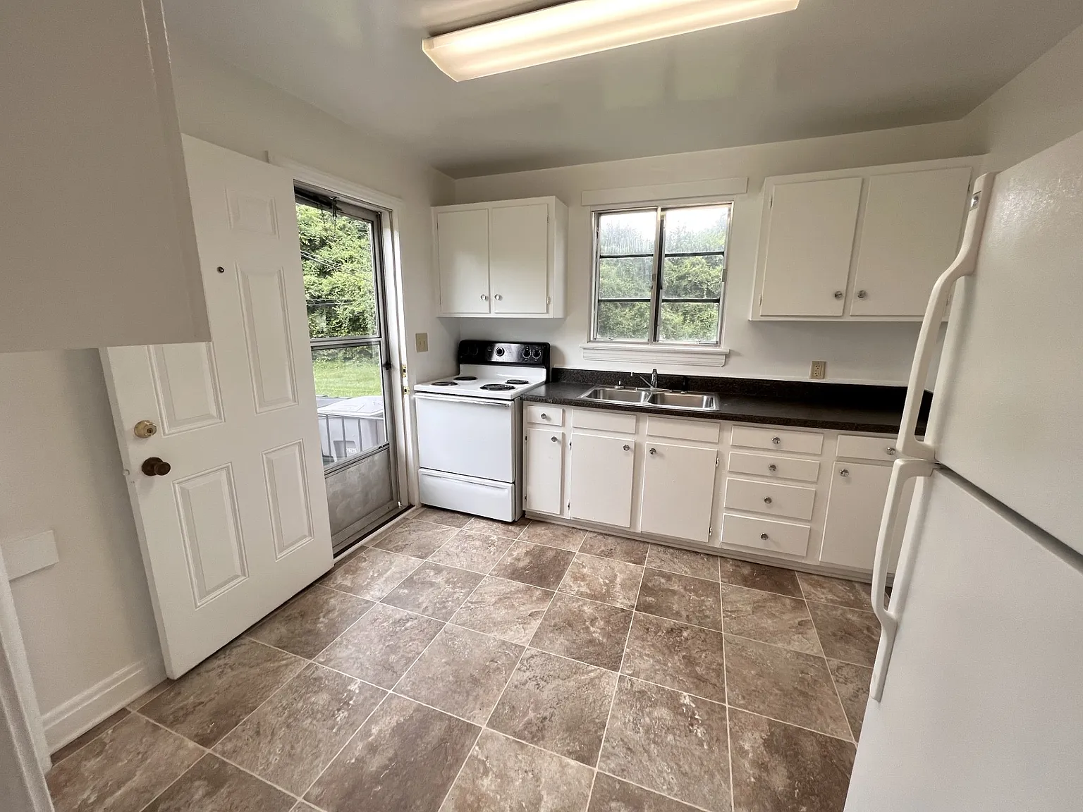 3 bed, 933 sqft, $1,695 — Photo 3