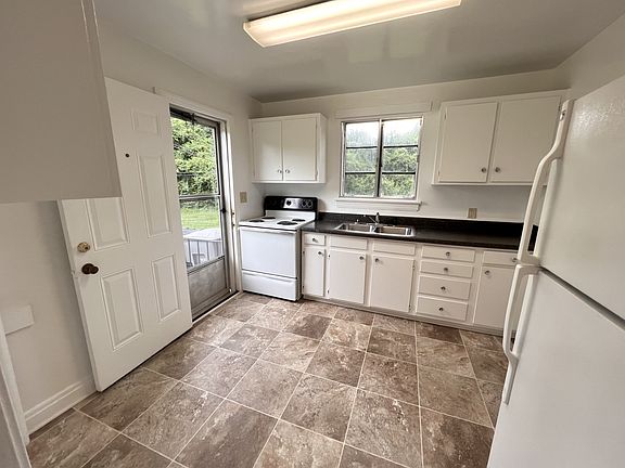 3rd image of 400 Elmhurst Rd