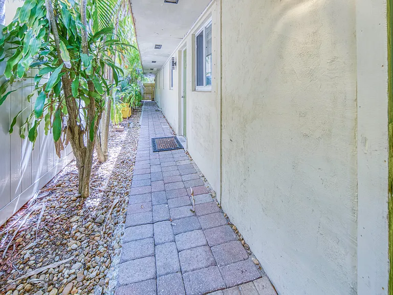 305 S Federal Hwy #2 — Photo 15
