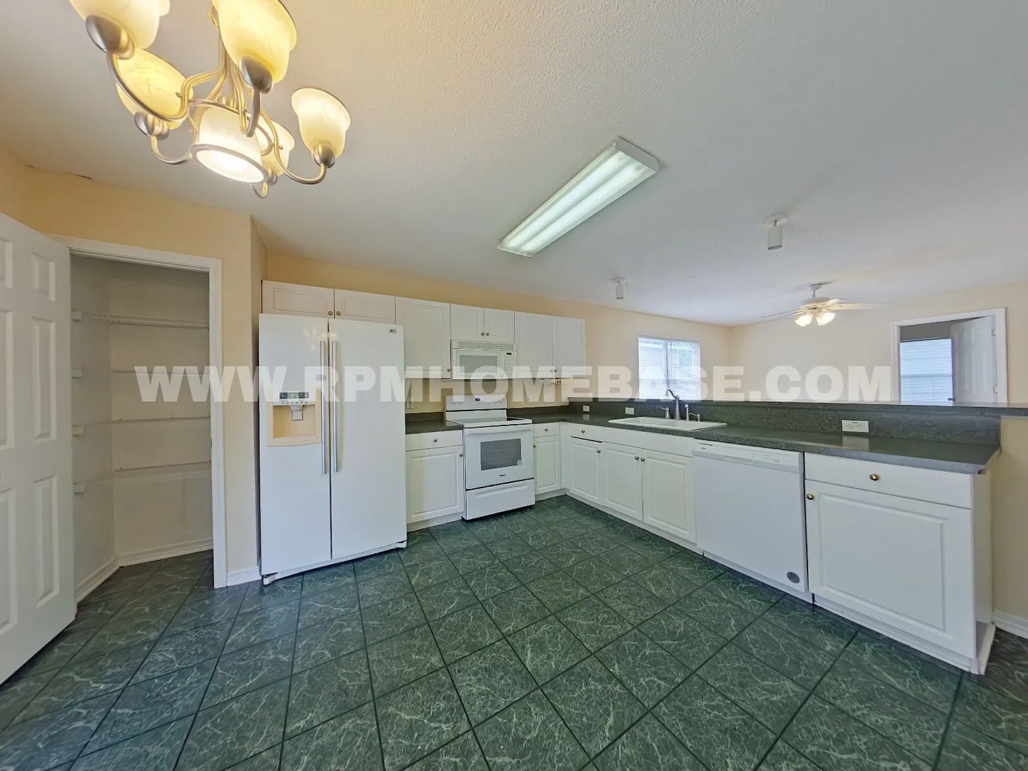 Charming & Well-Located 3-Bedroom Home in Crestview — Photo 3