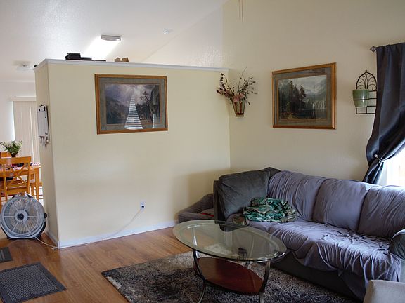 LR with vaulted ceilings