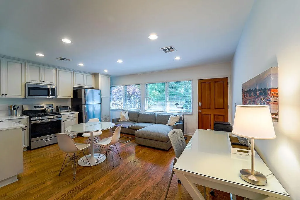 135 Montana Ave — Photo 1