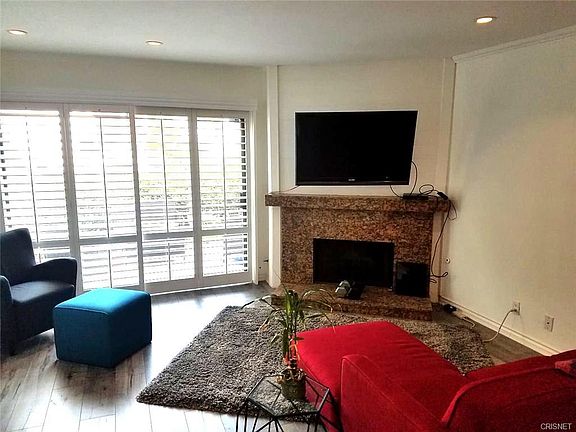 3rd image of 5720 Owensmouth Ave Unit 141