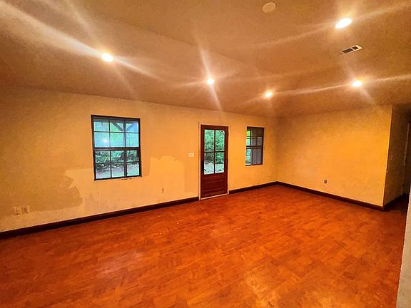 5th image of 100 Southgate Dr