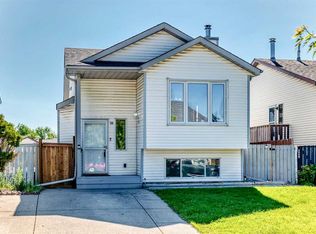 18 W Erin Ridge Ct SE, Calgary, AB T2B3B2